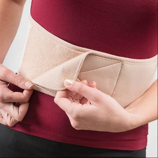 Nahaufnahme des InnovaGoods Magnetic Back Corrector in Beige. Verstellbare Klettverschlüsse für individuellen Sitz und Komfort.