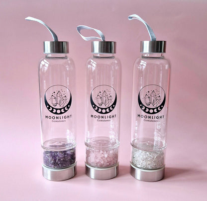 Moonlight Crystal Glas-Trinkflaschen mit austauschbaren Edelsteinfächern in Amethyst, Rosenquarz und Aventurin.