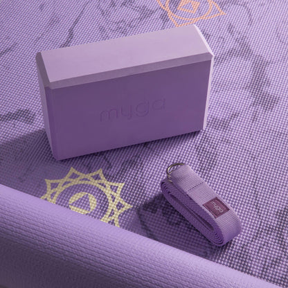 Lila Yoga-Set von Myga mit Yogamatte, Yogablock und Gurt – Nahaufnahme mit Mandala-Motiv auf der Matte.