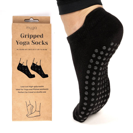 myga Yoga Socken Schwarz mit Verpackung und rutschfester Sohle.