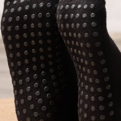 myga Yoga Socken Schwarz mit rutschfesten Noppen in Nahaufnahme.