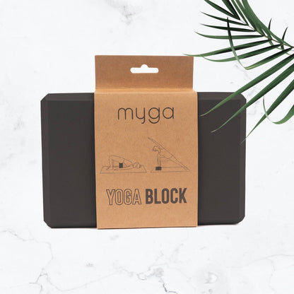 Schwarzer Myga Yogablock in Verpackung aus braunem Karton, festes Yoga-Hilfsmittel für Balance und Unterstützung
