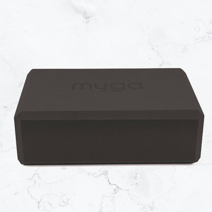 Schwarzer Myga Yogablock ohne Verpackung auf hellem Untergrund. Leichter, stabiler Block aus Schaumstoff für Yoga und Pilates