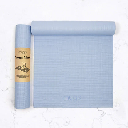 Aufgerollte hellblaue Myga Yogamatte mit braunem Papierbanderole auf weißem Hintergrund – rutschfest und ideal für Yoga oder Pilates.
