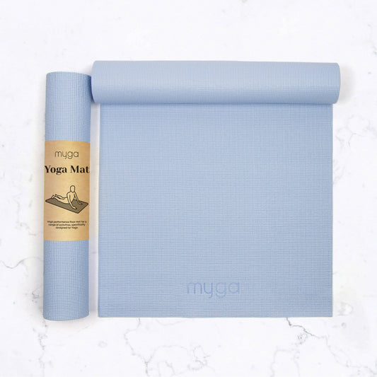Aufgerollte hellblaue Myga Yogamatte mit braunem Papierbanderole auf weißem Hintergrund – rutschfest und ideal für Yoga oder Pilates.