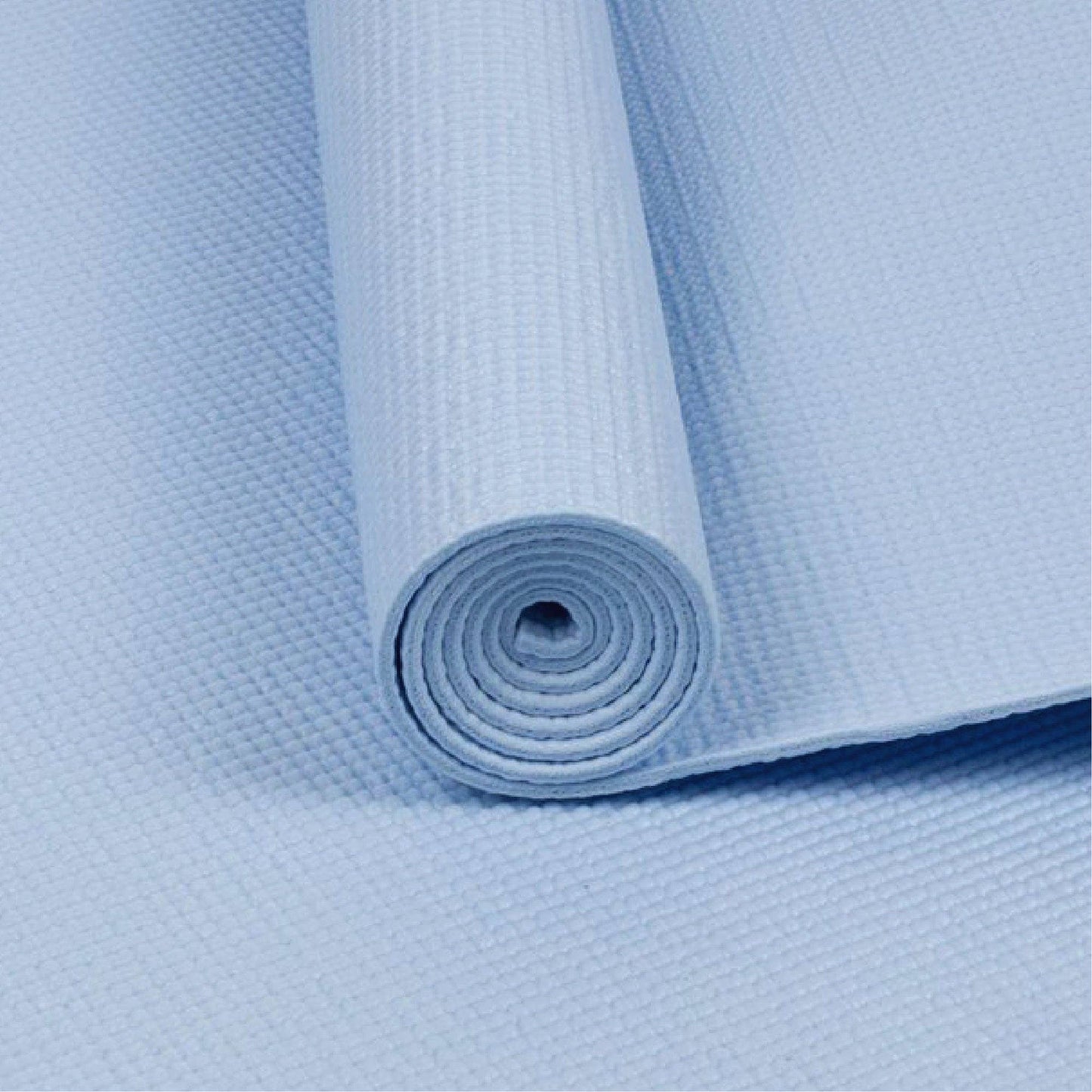 Nahaufnahme einer aufgerollten hellblauen Yogamatte, die die strukturierte, rutschfeste Oberfläche zeigt.
