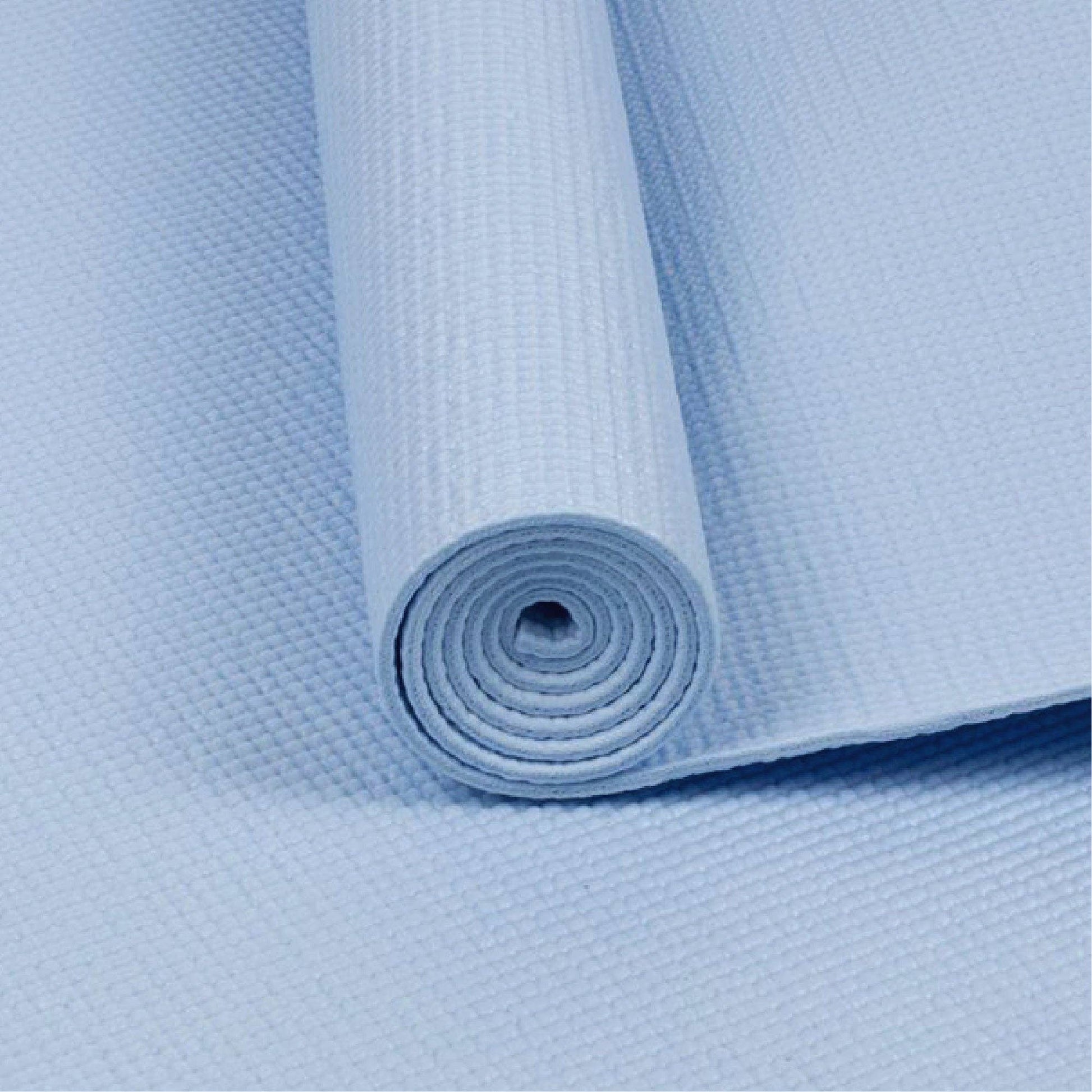 Nahaufnahme einer aufgerollten hellblauen Yogamatte, die die strukturierte, rutschfeste Oberfläche zeigt.