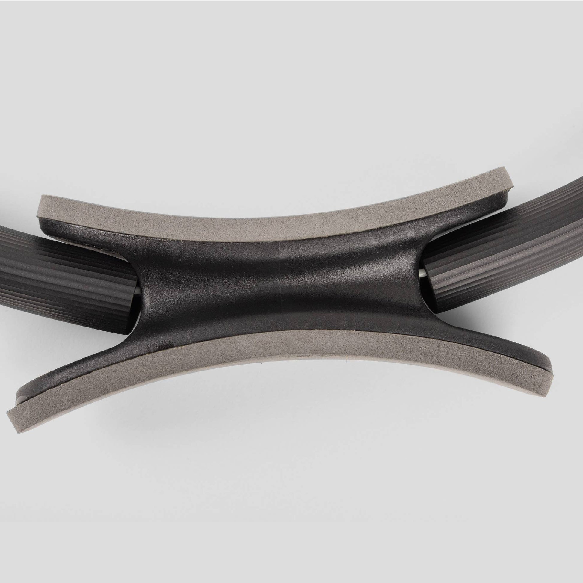 Detailaufnahme der gepolsterten Griffe des Pilatesrings.