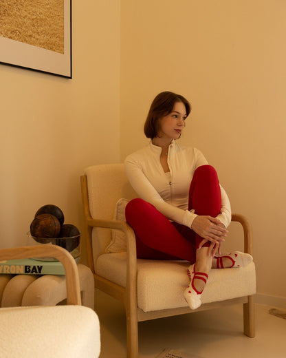 Pilates Grip Socken Damen mit Herzmotiv bei entspannter Übung getragen