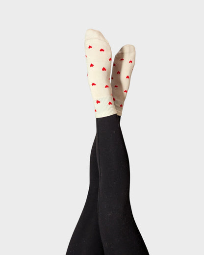 Pilates Socken Damen Mid Crew mit Grip in Weiß mit roten Herzchen