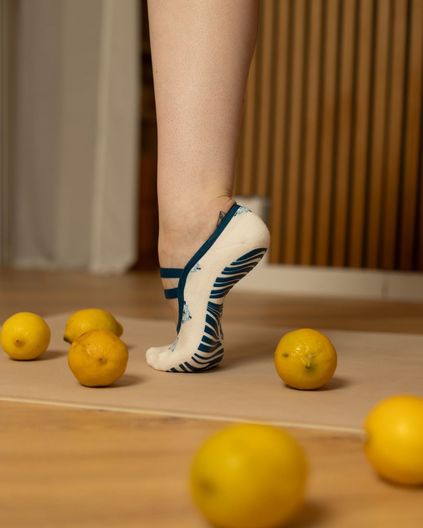 Pilates Socken Damen mit Grip im Ballerina Design in Off-White mit blauen Santorini Tiles auf der Matte