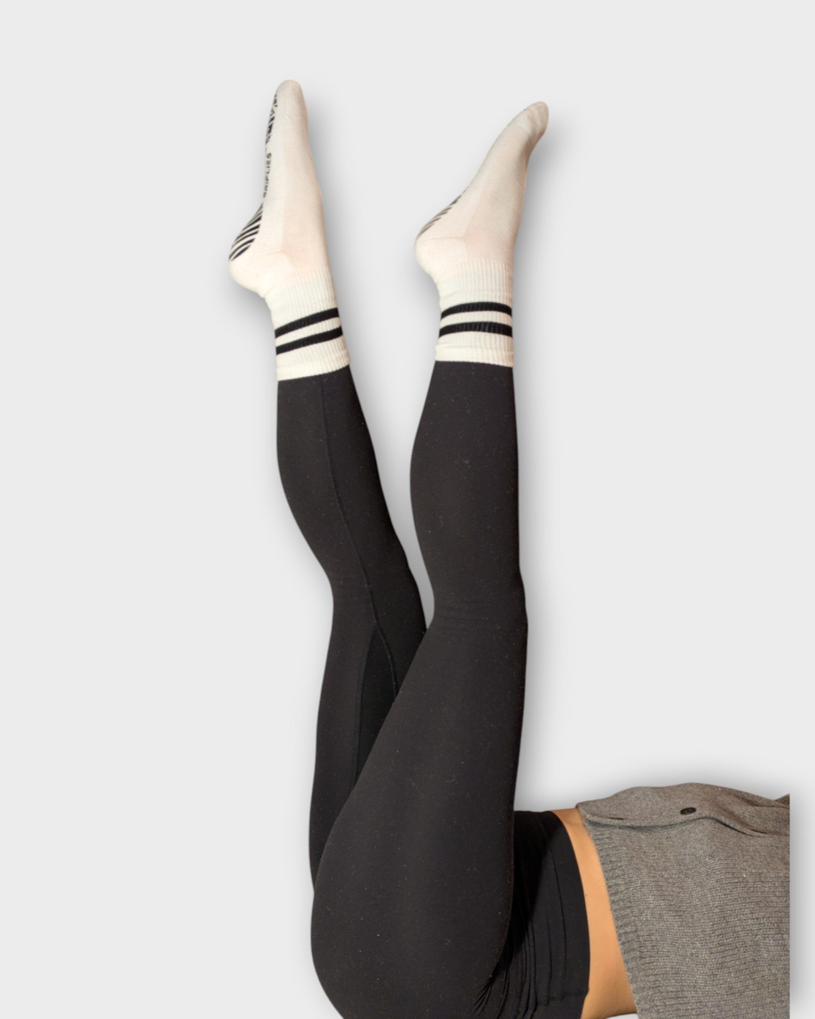 Rutschfeste Pilates Grip Socken Damen als weiße Crew Socken beim Training getragen