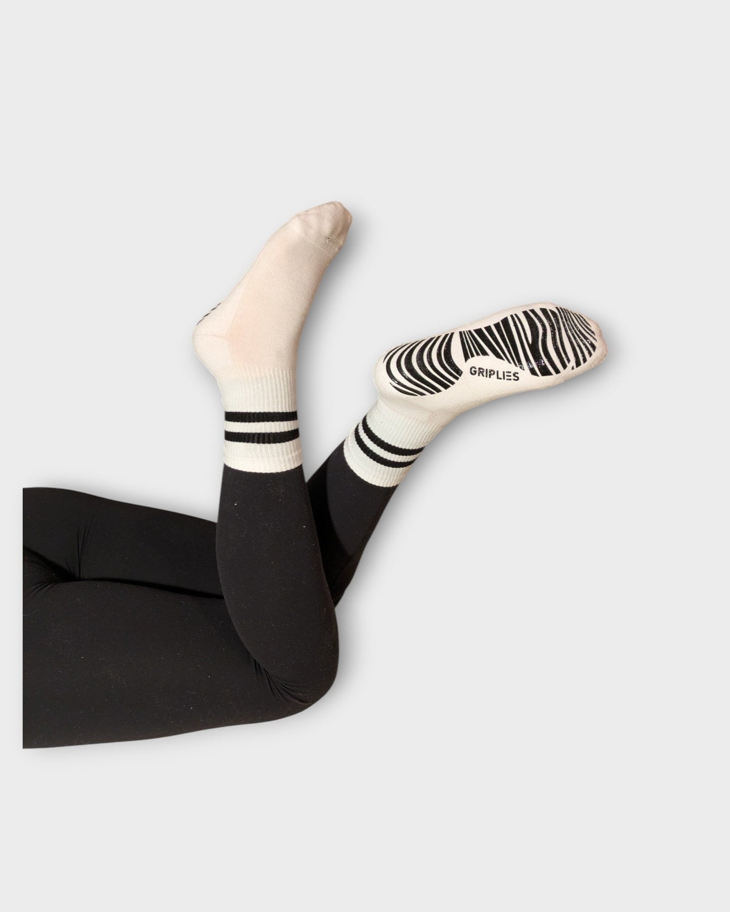 Yoga und Pilates Socken Damen mit Grip bei entspannter Bodenübung getragen