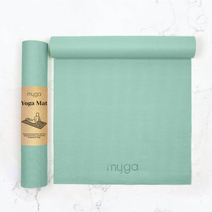 Ausgerollte grüne Yogamatte mit Myga-Logo und Verpackungsrolle auf hellem Hintergrund. Rutschfeste Trainingsmatte für Yoga, Pilates und Fitness.