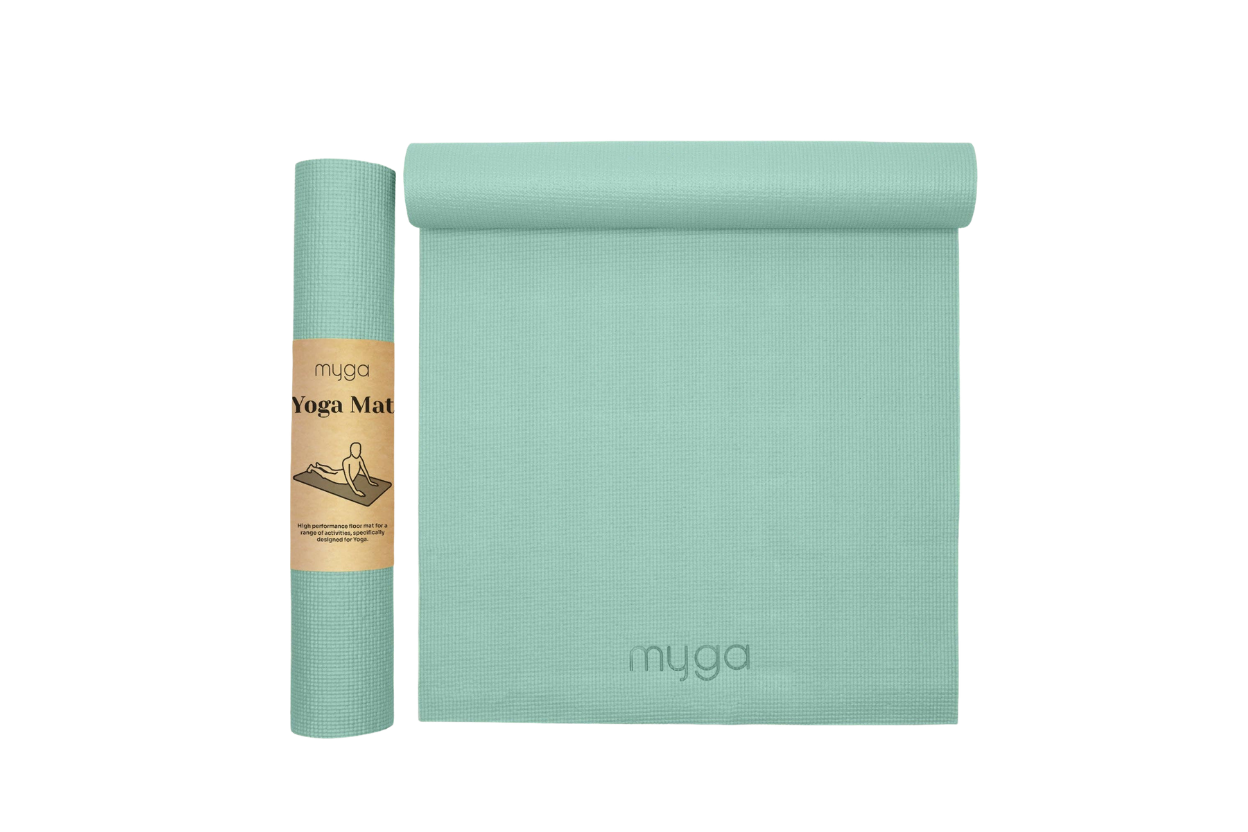 Ausgerollte grüne Yogamatte mit Myga-Logo und Verpackungsrolle auf hellem Hintergrund. Rutschfeste Trainingsmatte für Yoga, Pilates und Fitness