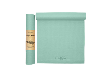 Ausgerollte grüne Yogamatte mit Myga-Logo und Verpackungsrolle auf hellem Hintergrund. Rutschfeste Trainingsmatte für Yoga, Pilates und Fitness