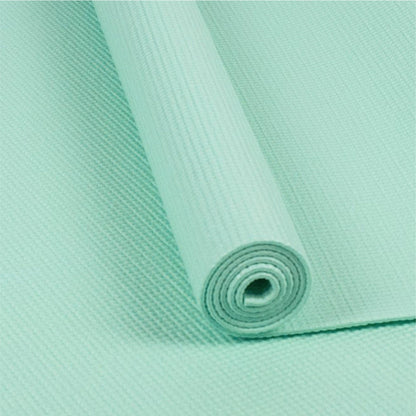 Nahaufnahme einer zusammengerollten grünen Yogamatte mit strukturierter Oberfläche. Detailansicht der rutschfesten Trainingsmatte von Myga.
