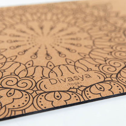 Detailaufnahme der Kork-Yogamatte mit feinem Mandala-Design, ökologische Yogamatte aus Kork und Naturkautschuk