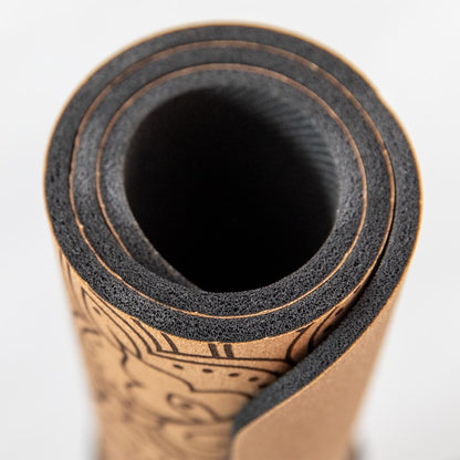 Aufgerollte Kork-Yogamatte mit sichtbarer Materialstärke, langlebige Yogamatte aus Kork